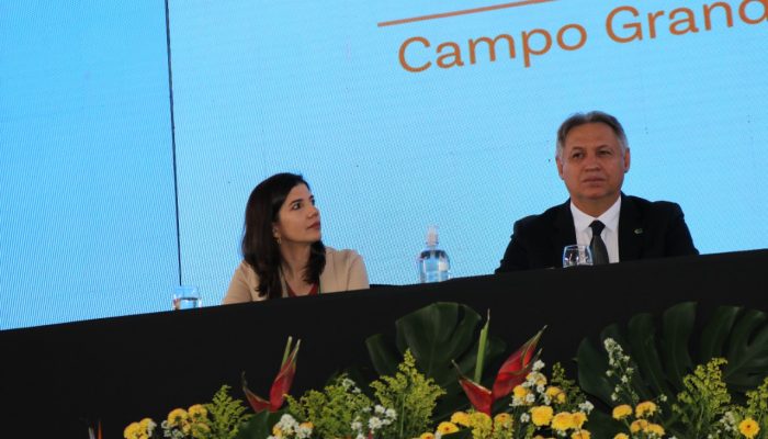 Diretora do COSEMS-PE participa de cerimônia comemorativa da OPAS durante Congresso do Conasems