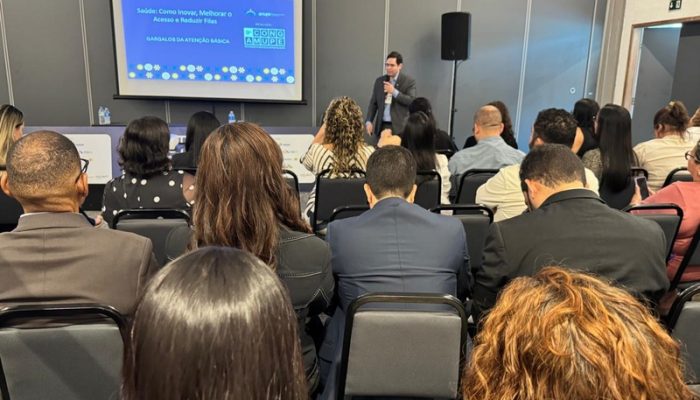 COSEMS-PE destaca protagonismo da atenção básica em debate sobre inovação e redução de filas no SUS durante Congresso da Amupe